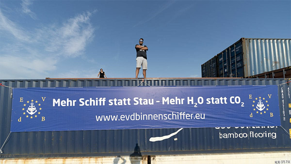 Containerschiff mit Banner des evdb-Slogan